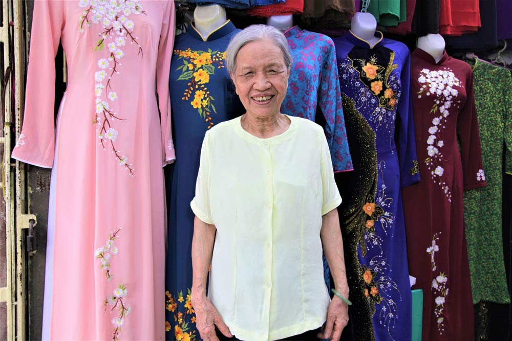 Vietnam woman dress appreciating the craftsmanship of Vietnamese women's clothing