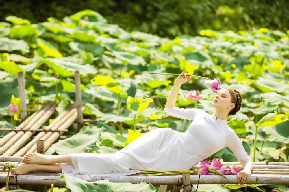 Vietnam woman dress shopping for your own piece of Vietnam