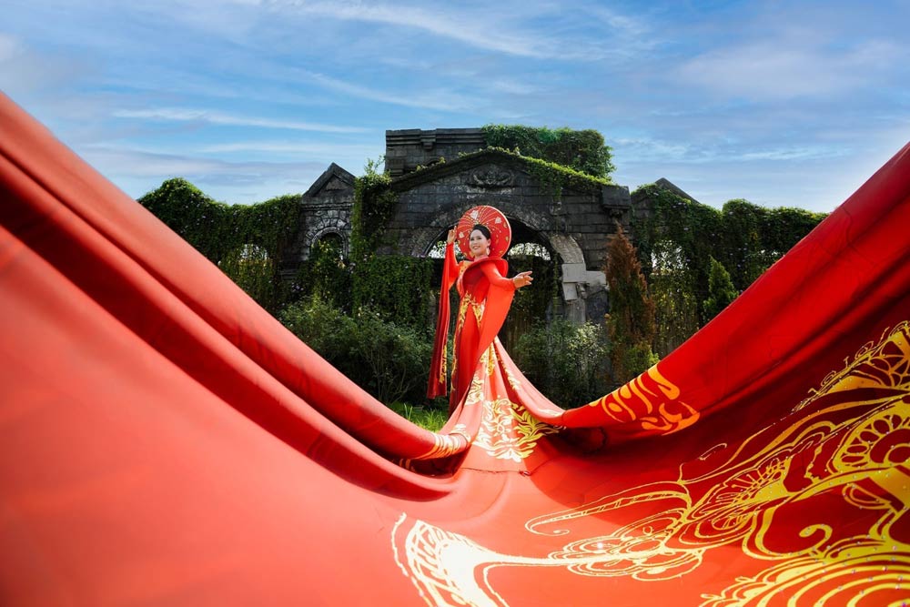 Vietnam woman dress national icon