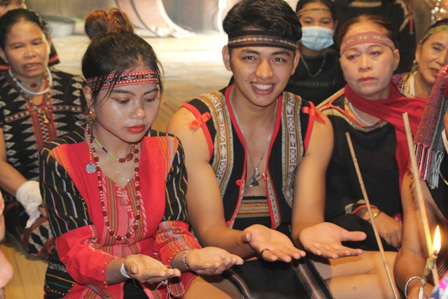 Vietnamese headdress Cham Poan Kteh maritime elegance