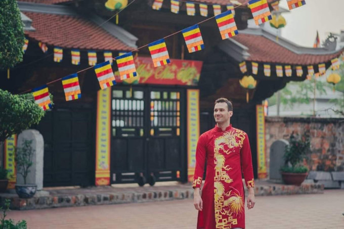 Vietnamese traditional dress etiquette and respect in wearing traditional Vietnamese clothing