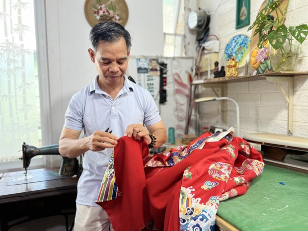 Vietnamese traditional dress tailoring experiences in Vietnamese