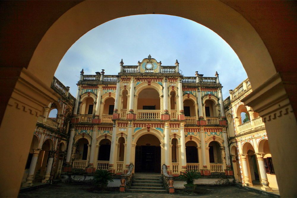 bac-ha-beyond-the-market-Hoang-A-Tuong-Palace-The-Yellow-Mansion