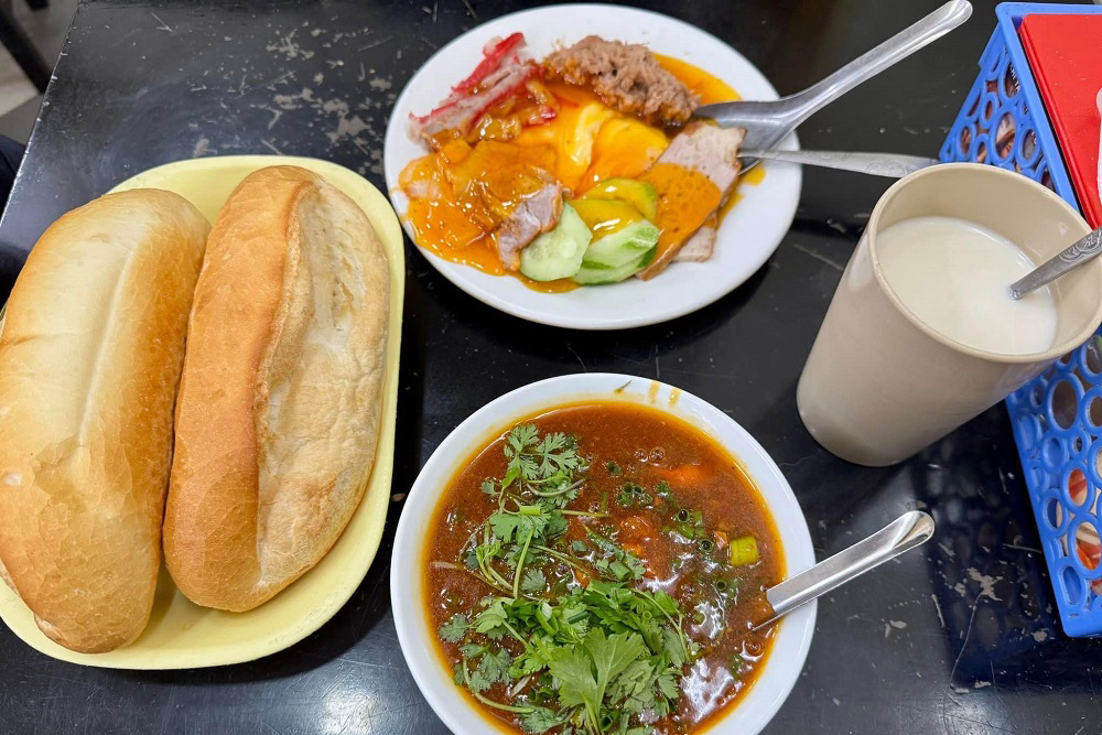 banh-mi-ha-noi-The-Ultimate-Map-Banh-Mi-Hanoi-Where-to-Buy-the-Best-banh-mi-tram