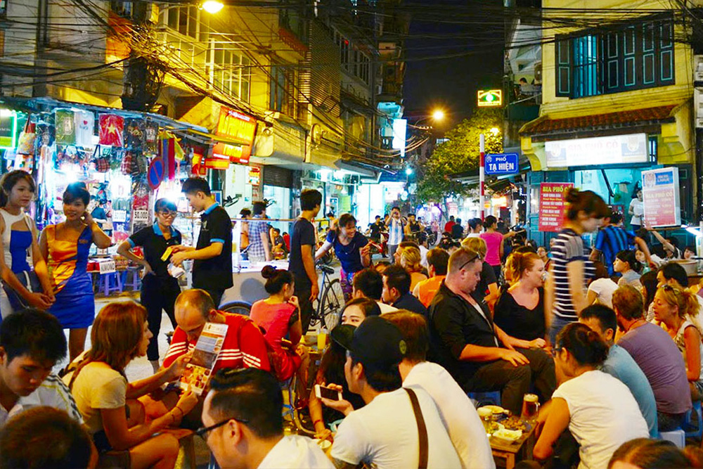 best-bars-in-hanoi-The-Heart-of-the-Action-The-Old-Quarter-The-Main-Party-Street