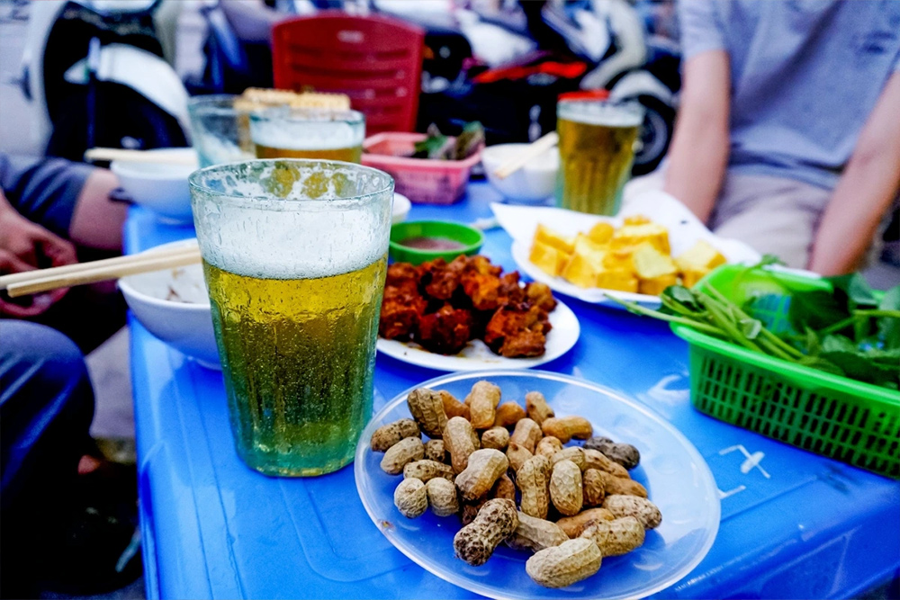 bia-hoi-hanoi-How-to-Do-It-Right-Your-First-Bia-Hoi-Experience