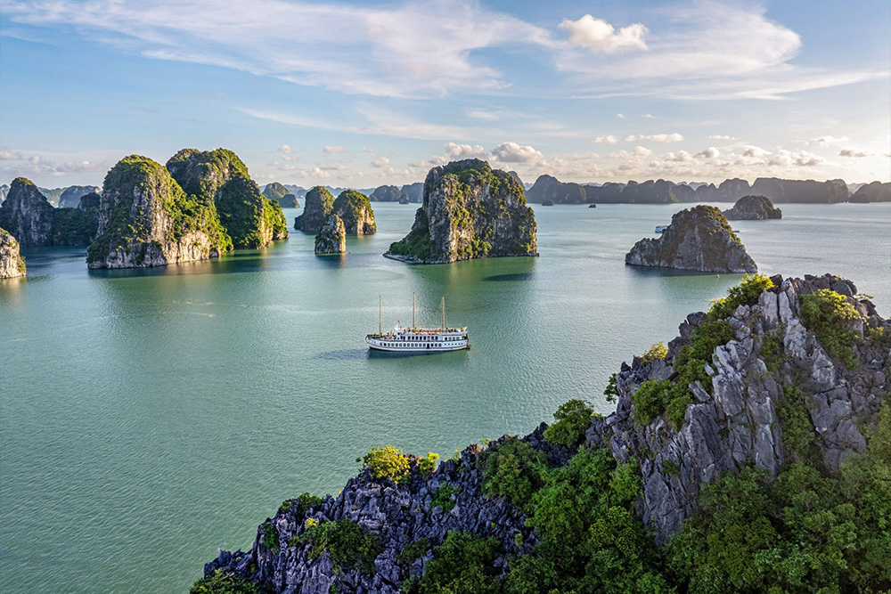 halong-bay-day-tour-from-hanoi-Choosing-Your-Itinerary-The-4-Hour-vs-the-6-Hour-Tour