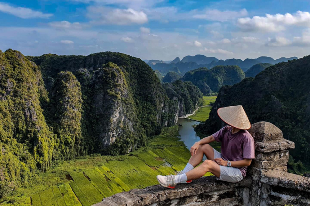 ninh-binh-day-trip-from-hanoi-How-to-Spend-1-Day-in-Ninh-Binh-mua-cave