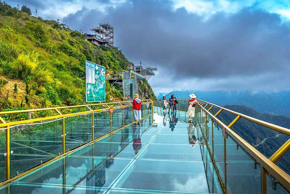 places-to-visit-in-sapa-Rong-May-Glass-Bridge-Cloud-Dragon-Skywalk