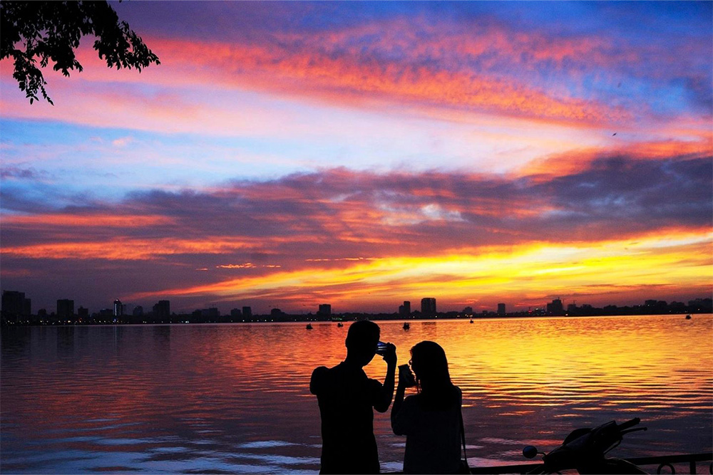 things-to-see-in-hanoi-unique-things-to-do-in-hanoi-sunset-by-west-lake