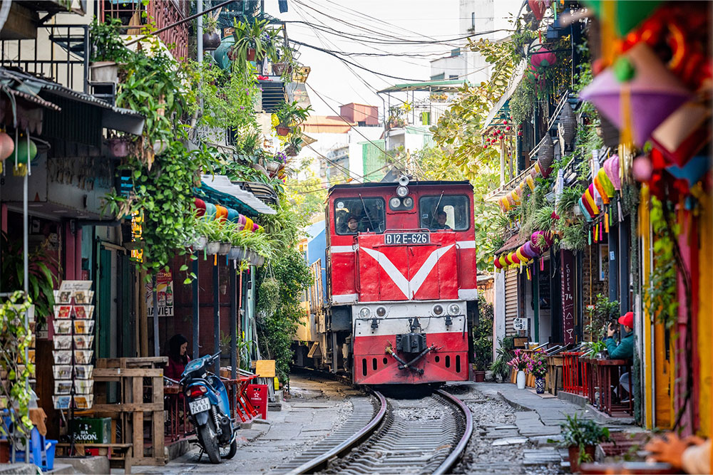 things-to-see-in-hanoi-unique-things-to-do-in-hanoi-visit-train-street