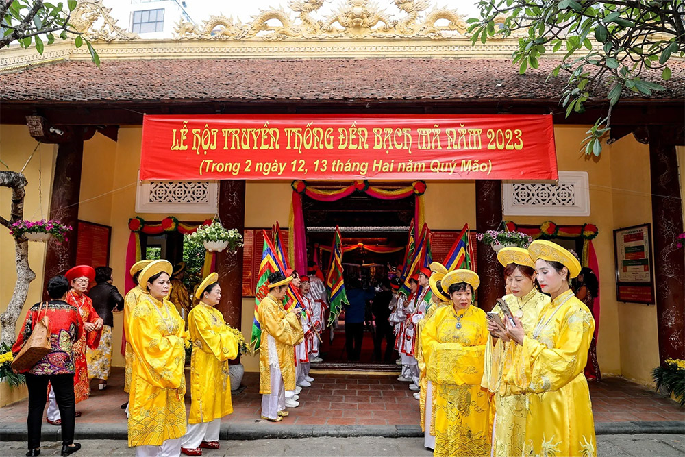 bach-ma-temple-hanoi-festivals