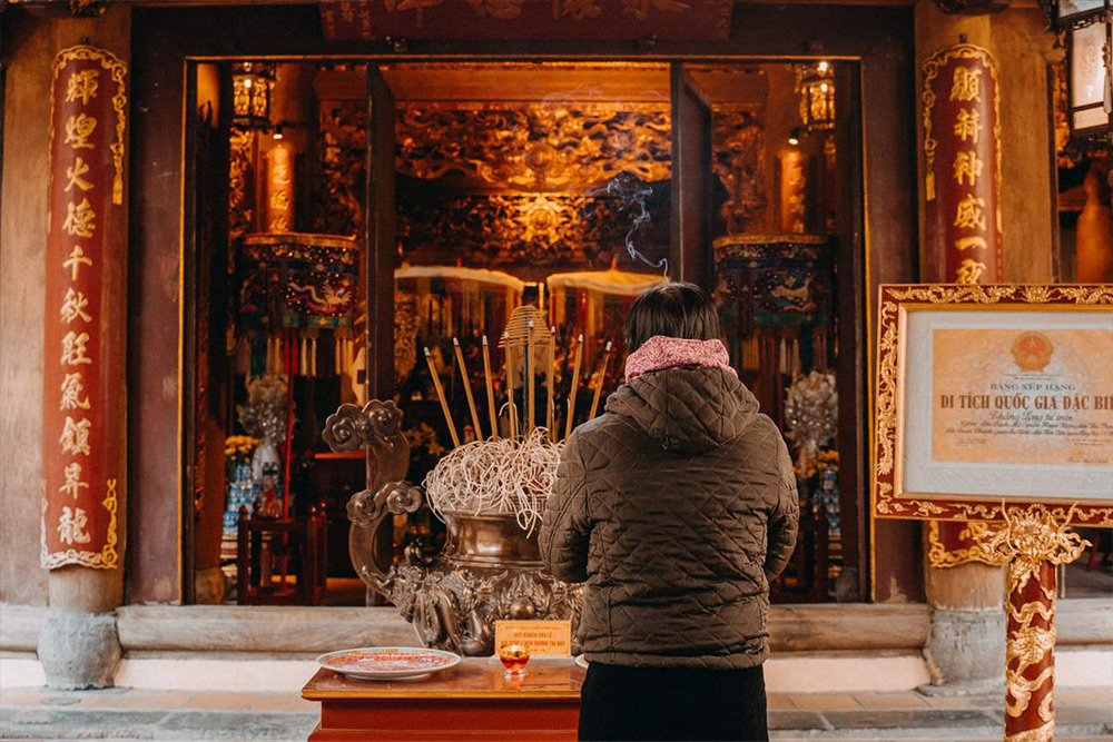 bach-ma-temple-hanoi-self-guided-vs-guided-tours