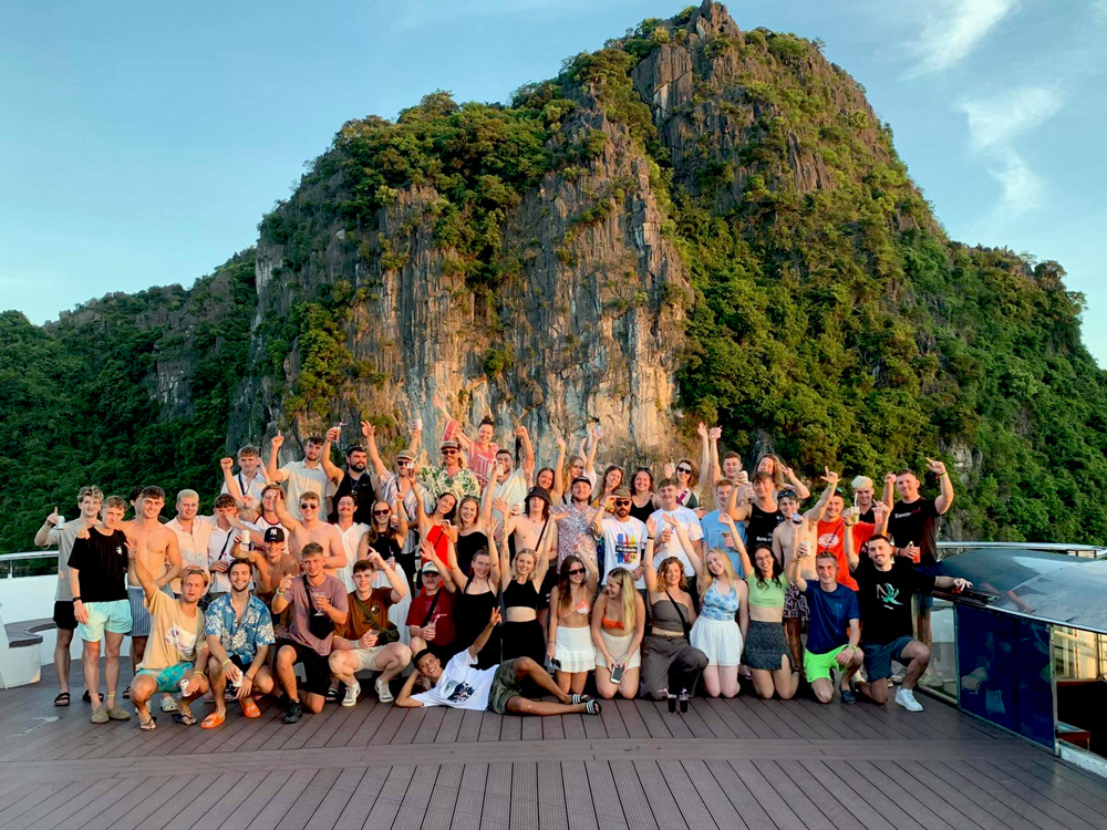 fun-things-to-do-in-vietnam-with-friends-ha-long-cruise