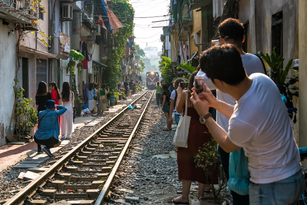 fun-things-to-do-in-vietnam-with-friends-hanoi-train-street