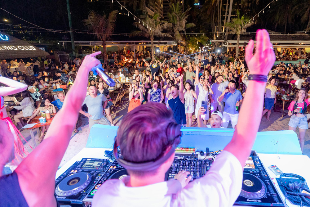 fun-things-to-do-in-vietnam-with-friends-nha-trang-beach-party
