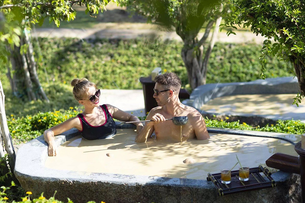 fun-things-to-do-in-vietnam-with-friends-vietnamese-spa-mud-bath