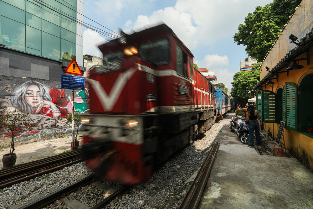 hanoi-train-street-le-duan