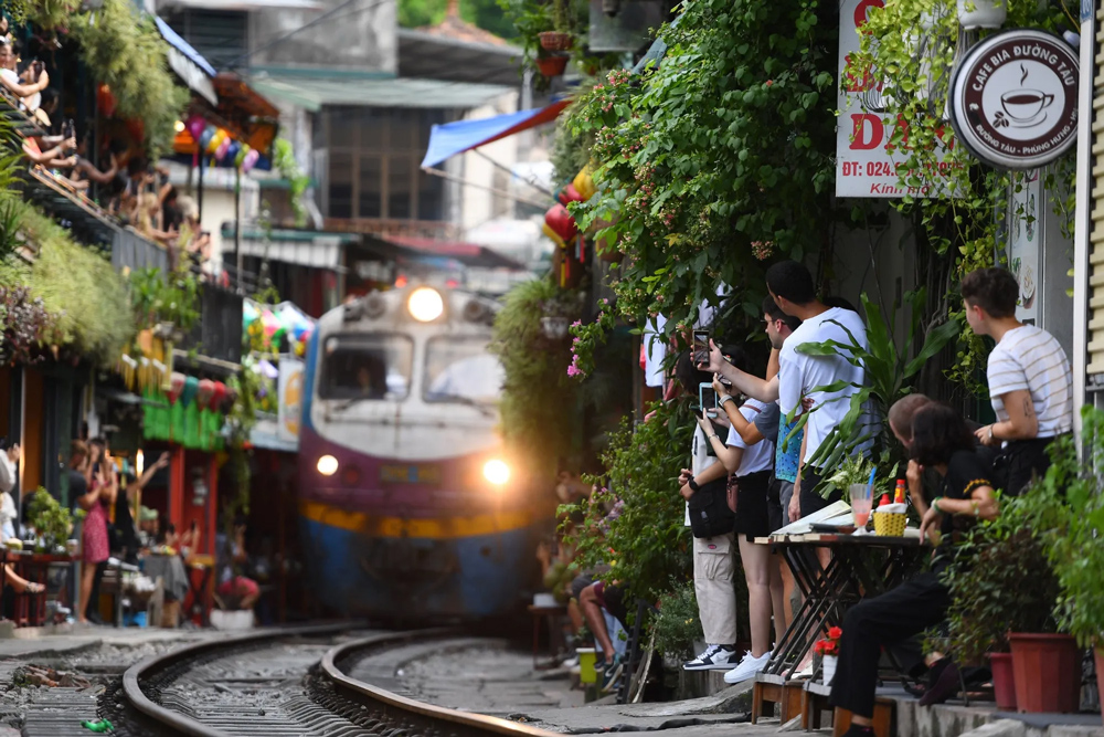 hanoi-train-street-train-approaching