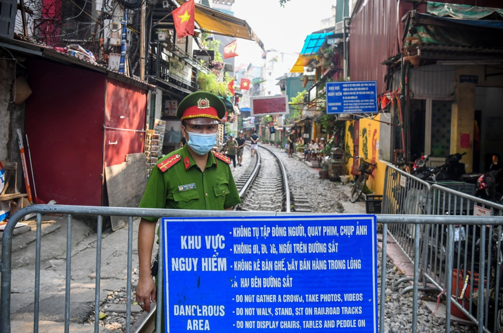 hanoi-train-street-open