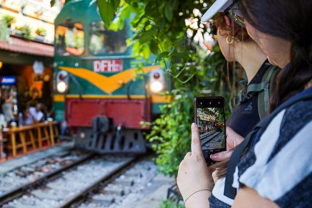 hanoi-train-street-morning