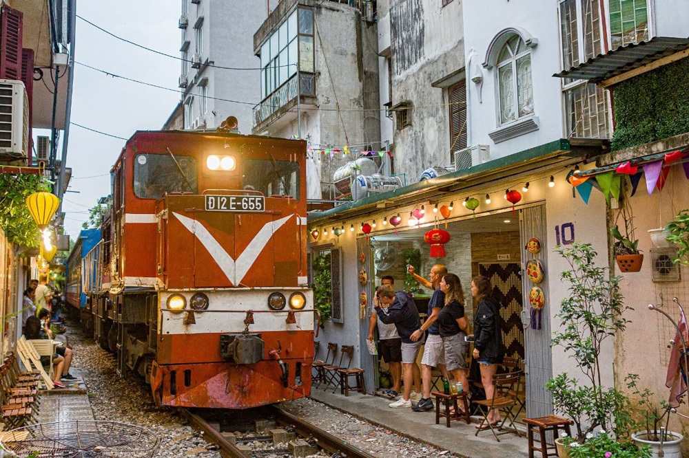 hanoi-train-street-train-approaching