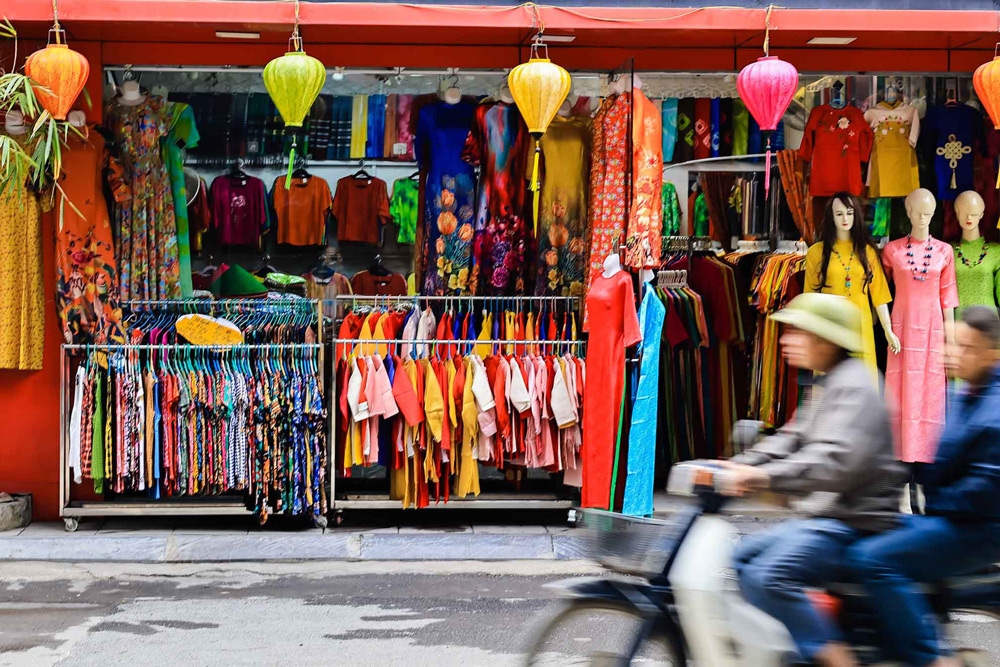 shopping-in-hanoi-5-Best-Things-to-Buy-in-Hanoi-Silk-And-Tailoring-The-Classic