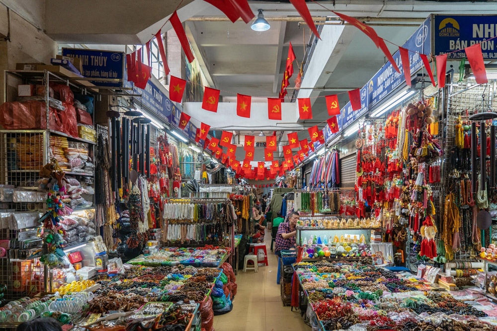 shopping-in-hanoi-The-Traditional-Hanoi-Market-Shopping
