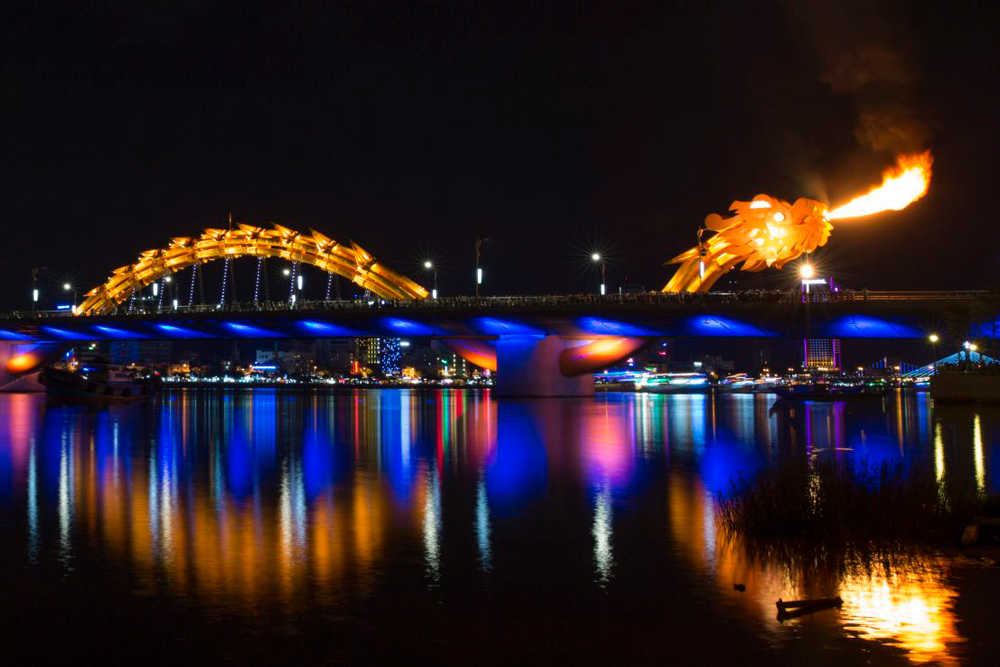 things-to-do-in-vietnam-with-kids-dragon-bridge-show