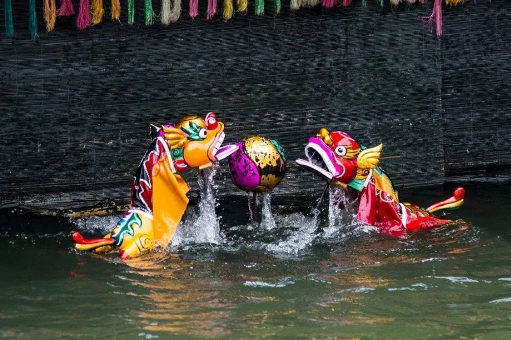 Water puppet theatre Hanoi - unicorn dance