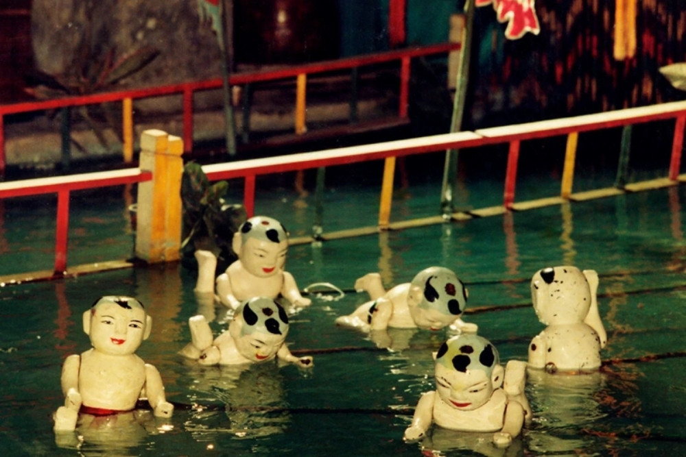 Water puppet theatre Hanoi - Children Playing in water